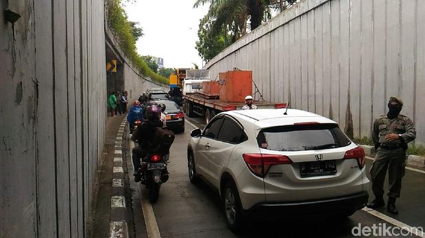 Hanya satu lajur yang dapat digunakan kendaraan