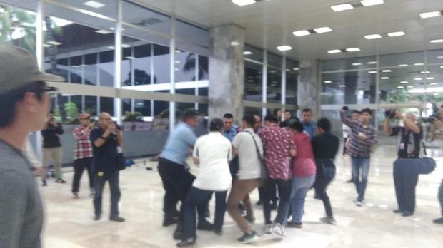 4 Hari Menjabat, Bamsoet Didemo Agar Lengser dari Kursi Ketua DPR
