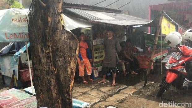 Pencari suaka  berteduh dari hujan