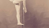 Meski usianya sudah menginjak kepala 5, Vicky tampak mahir melakukan berbagai gerakan pole dance. Foto: Instagram @vickyburkinewest