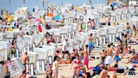 FKK pertama kali membuka wisata pantai nudis pada tahun 1920, di Kampen, Pulau Sylt, bernama Buhne 16. Pada tahun 1960-an, nama Kampen pun populer dan banyak didatangi turis (Johannes Eisele/AFP)