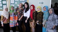 Istri David NOAH itupun sempat melayani permintaan staff pengadilan untuk berfoto bersama.