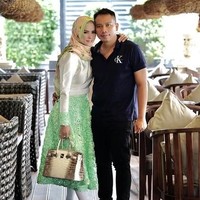 Angel Lelga yang dikenal sebagai penyanyi dangdut, berpose dengan Vicky Prasetyo dan tas Hermes kesayangannya. Hermes Birkin 30 White Himalayan Niloticus Crocodile Palladium Hardware itu harganya diketahui mencapai US$ 149.000 atau sekitar Rp 2 miliar. Foto: Instagram