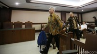 Ia didakwa menerima suap Rp 2,3 miliar dalam proyek pembangunan pelabuhan di Kalimantan. 