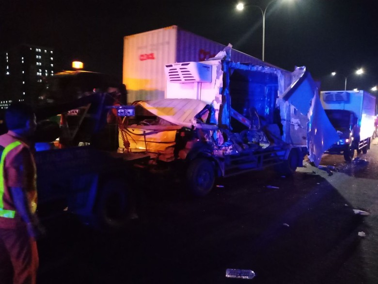 Kecelakaan Mobil Boks di Tol Jatiwarna Arah Cikunir, Lalin Tersendat Kecelakaan Mobil Boks di Tol Jatiwarna Arah Cikunir, Lalin Tersendat