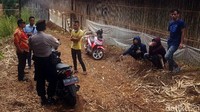 Kepala Desa Padaasih Aung Ruhyandi bersama anggota Polsek Cisaat Resor Sukabumi Kota datang ke lokasi untuk meredam aksi warga Kampung Pangkalan.