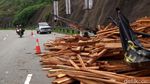 Truk Bermuatan Balok Kayu Terguling di Nagreg