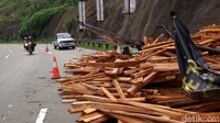 Muatan truk berserakan di pinggir jalan.