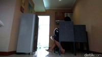 Masih di ruangan yang sama juga dapat diletakkan sofa kecil untuk bersantai bersama keluarga, lengkap dengan televisi yang menempel di dinding dan mesin pendingin ruangan.