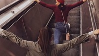 Tidak jelas siapa dan kapan hal ini dimulai, namun beberapa tahun belakangan mulai ramai orang-orang sengaja mengunggah foto dirinya sedang split di atas eskalator. (Foto: Instagram/emilysera)