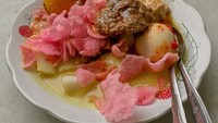 Instagram milik @mrgatot mengunggah foto ketupat sayur Padang yang menggiurkan. Menurut tulisan postingannya, ini adalah ketupat sayur padang dengan paduan rendang yang dibeli di Pasar Kue Pagi, Blok M Square. Foto: Istimewa