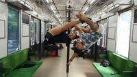Bahkan ia lakukan pole dance di transportasi publik seperti di dalam kereta api. Foto: Instagram @vickyburkinewest