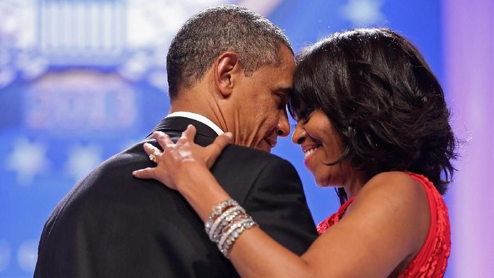 WASHINGTON, DC - JANUARY 20:  President Barack Obama (R) gives Michelle Obama a kiss as they wait for President-elect Donald Trump and wife Melania at the White House before the inauguration on January 20, 2017 in Washington, D.C.  Trump becomes the 45th President of the United States.   (Photo by Kevin Dietsch-Pool/Getty Images)