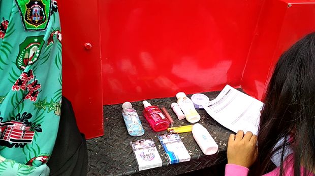 Barang-barang yang ditemukan di tas para pelajar