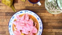 Unggahan foto dari @ademidhun tampak bagus. Dalam foto tersebut terlihat sepiring ketupat sayur yang enak dinikmati dengan segelas teh tawar hangat.  Foto: Istimewa