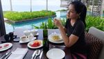Mengintip Gaya 10 Artis Cantik yang Sedang Mencicip Teh dan Kue Manis