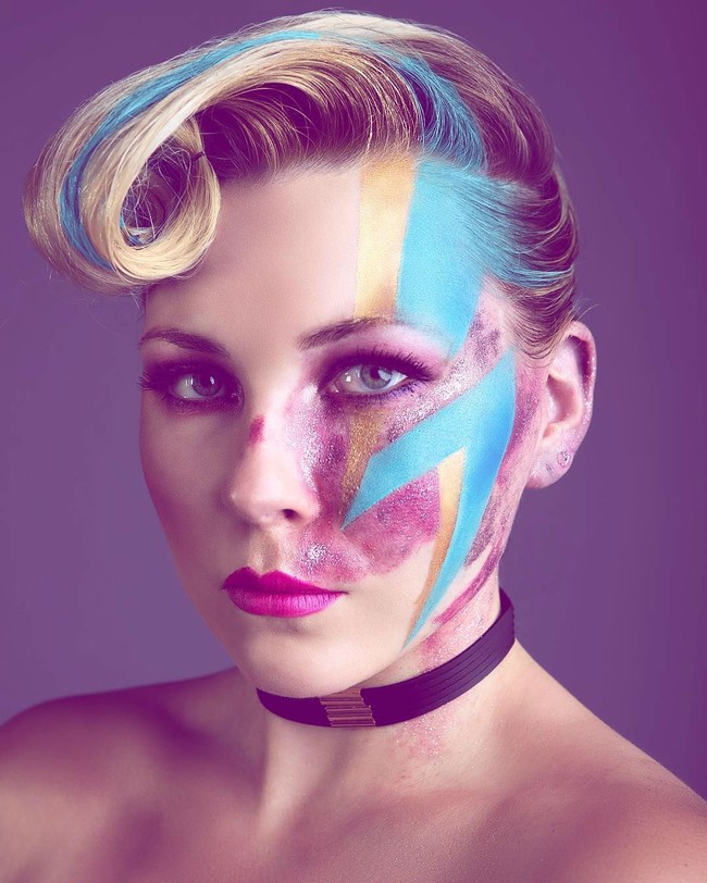 Tanda lahir di wajah sering kali membuat seseorang jadi tak percaya diri. Namun wanita bernama Paige Lauren Billiot ini tak ingin berkecil hati dengan kekurangannya. Dengan memanfaatkan tanda lahirnya yang besar hampir menutupi setengah wajahnya, wanita ini membuat karya seni makeup yang indah. Foto: Instagram