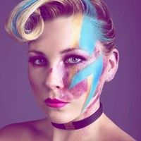 Tanda lahir di wajah sering kali membuat seseorang jadi tak percaya diri. Namun wanita bernama Paige Lauren Billiot ini tak ingin berkecil hati dengan kekurangannya. Dengan memanfaatkan tanda lahirnya yang besar hampir menutupi setengah wajahnya, wanita ini membuat karya seni makeup yang indah. Foto: Instagram