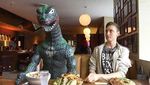 Lucu! Pria Ini Ajak Godzilla Travelling