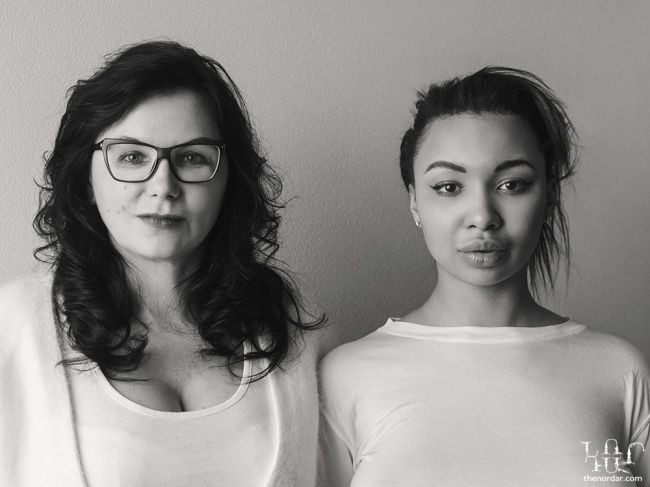 Si anak bernama Annet Amegan dan di sebelahnya adalah si ibu bernama Inna Kryachok. Keduanya berdarah campuran Ukraina, Rusia, Prancis, Rusia, dan Afrika. Foto: Dok. thenordar.com