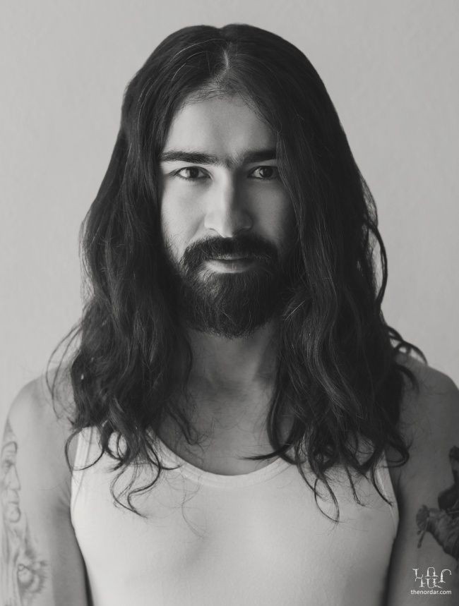 Musisi rock bernama Timur Karashaev ini memiliki wajah unik karena dia berdarah campuran Kazakhstan, Daghestanian, Ukraina dan Rusia ini. Foto: Dok. thenordar.com