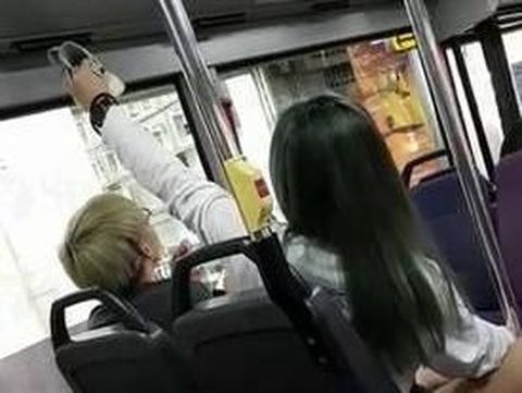 Keringkan Sepatu di AC Bus, Wanita Ini Jadi Viral