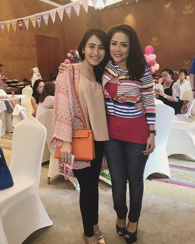 Ayu Ting Ting memakai tas Hermes Hermes Kelly Potiron Orange  seharga Rp 319 juta. Foto: Instagram