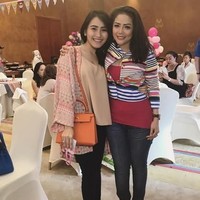 Ayu Ting Ting memakai tas Hermes Hermes Kelly Potiron Orange  seharga Rp 319 juta. Foto: Instagram