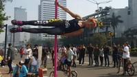 Ratu Aerobik se-Asia tahun 1988 ini kerap mengunggah momen saat pole dance di akun Instagramnya. Foto: Instagram @vickyburkinewest