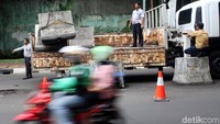 Pembokaran beton pembatas dilakukan di sepanjang Jalan Asia Afrika.