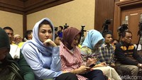 Didampingi beberapa rekannya, Deisti tampak serius menyimak sidang sang suami.