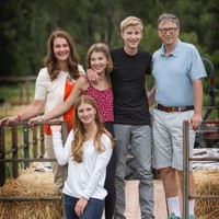 Sebelum memutuskan untuk menikah pada tahun 1994, Bill Gates dan Melinda telah berpacaran cukup lama, yaitu sekitar 7 tahun. Darii pernikahan tersebut keduanya kemudian dianugerahi 3 anak yang bernama Jennifer, Rory, dan Phoebe. Foto: (@melindafrenchgates/Instagram)