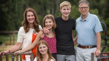 Mereka berbahagia sampai sekarang dan dikaruniai tiga orang anak cerdas dan sederhana. Yaitu Jennifer, Rory dan Phoebe. Foto: (@melindafrenchgates/Instagram)