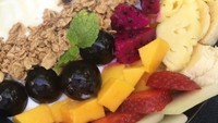 Tak hanya suka dengan sajian pedas, ibu dua anak ini ternyata juga menyukai makanan sehat. Dirinya pun menikmati sarapan semangkuk yoghurt, oatmeal, buah naga, mangga, strawberry, nanas dan blueberry. Yummy! Foto: Instagram titi_kamall