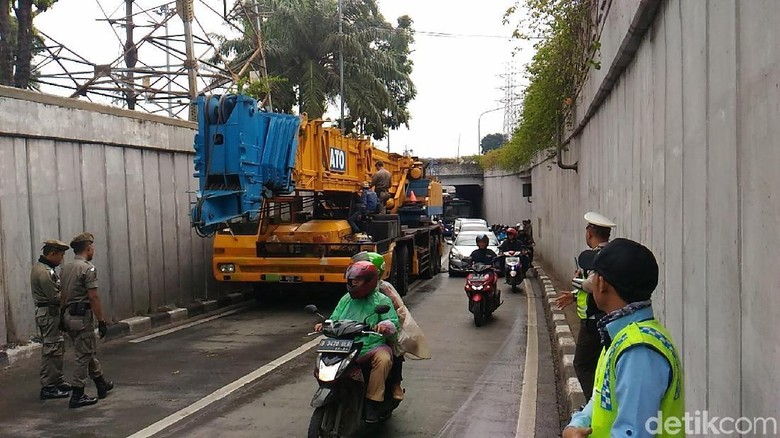 Ada Crane Mogok di Underpass Senen, Lalin Macet 3 Km Ada Crane Mogok di Underpass Senen, Lalin Macet 3 Km