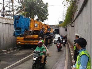 Ada Crane Mogok di Underpass Senen, Lalin Macet 3 Km