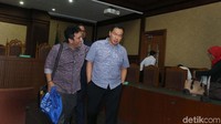 Mantan Komisaris PT Adhiguna Keruktama (AGK), Adi Putra Kurniawan menjalani sidang vonis di Pengadilan Tipikor, Jakarta, Kamis (18/1/2018).