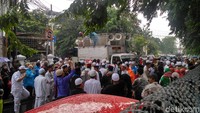 Massa Presidium Alumni 212 mendampingi Ustaz Zulkifli Muhammad Ali yang diperiksa di Bareskrim. Massa memenuhi sepanjang Jalan Jatibaru, Tanah Abang, Jakarta Pusat.
