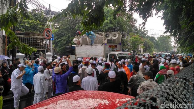 Massa memenuhi sepanjang Jalan Jatibaru