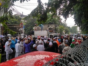 Ustaz Zulkifli Selesai Diperiksa, Massa Alumni 212 Bubarkan Diri