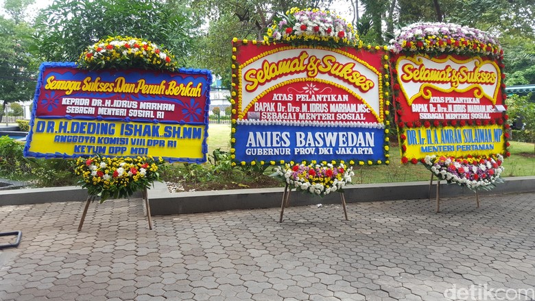 Karangan Bunga Berjajar Sambut Idrus Marham Jadi Mensos Baru Karangan Bunga Berjajar Sambut Idrus Marham Jadi Mensos Baru