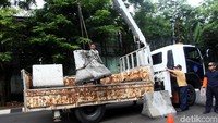 Rencananya beton-beton pembatas tersebut akan dipindahkan ke tempat lain.