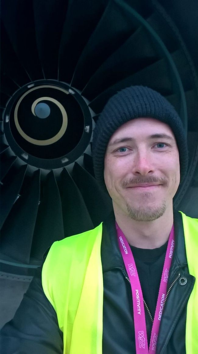 “Setelah bertahun-tahun bekerja untuk meningkatkan karierku, mulai dari jadi supir taksi, pilot pesawat terbang khusus untuk olahraga terjun payung, instruktur penerbangan, pilot jet untuk bisnis, akhirnya aku bisa meraih mimpiku sejak lama dengan menjadi pilot sebuah maskapai yang menerbangkan pesawat Airbus A320. Tiga hari lalu, aku menerbangkan pesawat itu pertamakalinya,” kisah pria di foto ini, seperti dikutip dari Reddit. Foto: Reddit