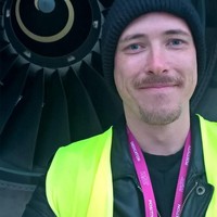 “Setelah bertahun-tahun bekerja untuk meningkatkan karierku, mulai dari jadi supir taksi, pilot pesawat terbang khusus untuk olahraga terjun payung, instruktur penerbangan, pilot jet untuk bisnis, akhirnya aku bisa meraih mimpiku sejak lama dengan menjadi pilot sebuah maskapai yang menerbangkan pesawat Airbus A320. Tiga hari lalu, aku menerbangkan pesawat itu pertamakalinya,” kisah pria di foto ini, seperti dikutip dari Reddit. Foto: Reddit