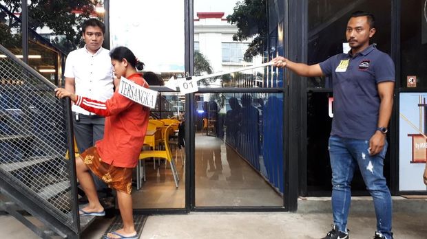 Foto: Rekonstruksi dilakukan di Cafe PHX, Jalan Bintaro Utama, Pondok Aren.