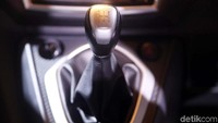 Datsun CROSS juga ditawarkan dengan transmisi CVT. Ini merupakan mobil Datsun pertama yang menggunakan transmisi otomatis. Sebelumnya, Datsun GO+ Panca dan Datsun GO Panca hanya hadir dengan transmisi manual.