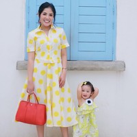 Merupakan koleksi label lokal bernama Smiilii.mii, anting tersebut menyempurnakan gaya khas Nindy yang jenaka kala itu berupa shirtdress polkadot berwarna kuning dan tote bag merah. (Foto: Instagram/Nindy Ayunda)