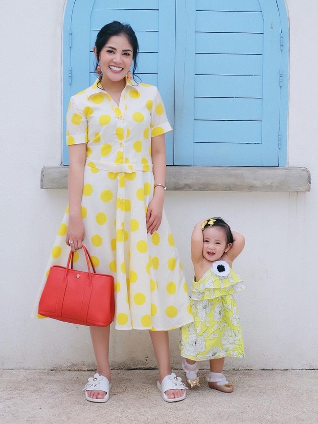 Merupakan koleksi label lokal bernama Smiilii.mii, anting tersebut menyempurnakan gaya khas Nindy yang jenaka kala itu berupa shirtdress polkadot berwarna kuning dan tote bag merah. (Foto: Instagram/Nindy Ayunda)