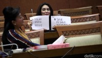 Anggota Komisi VI dari Fraksi PDIP, Rieke Diah Pitaloka menolak impor beras.