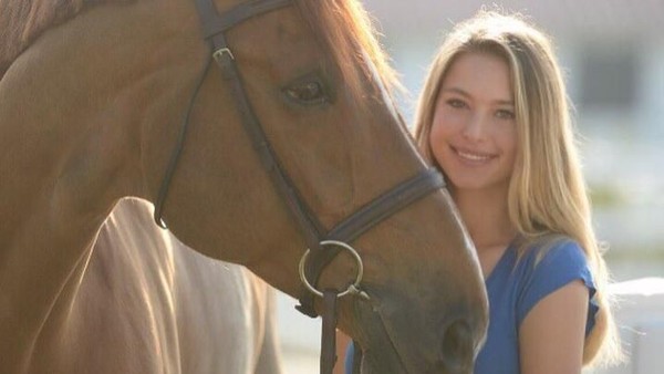 Eve yang saat ini tengah menempuh pendidikan di Universitas Stanford, Amerika, juga begitu mencintai dunia berkuda (@evecjobs/Instagram)